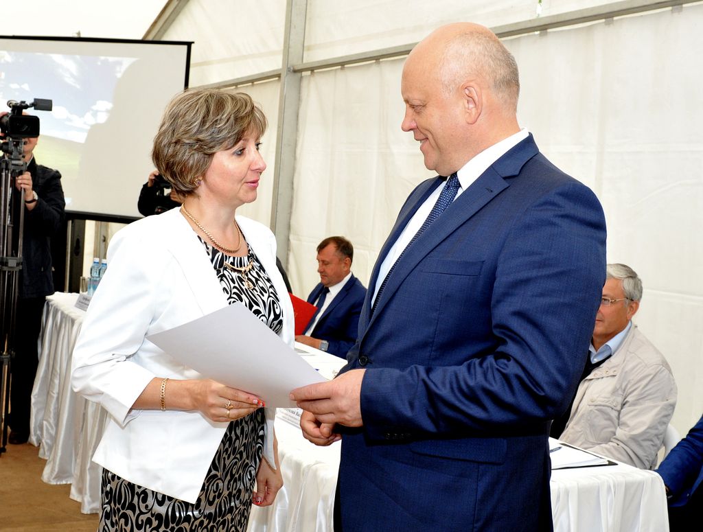 Виктор Назаров вручил омским фермерам сертификаты на гранты из бюджета