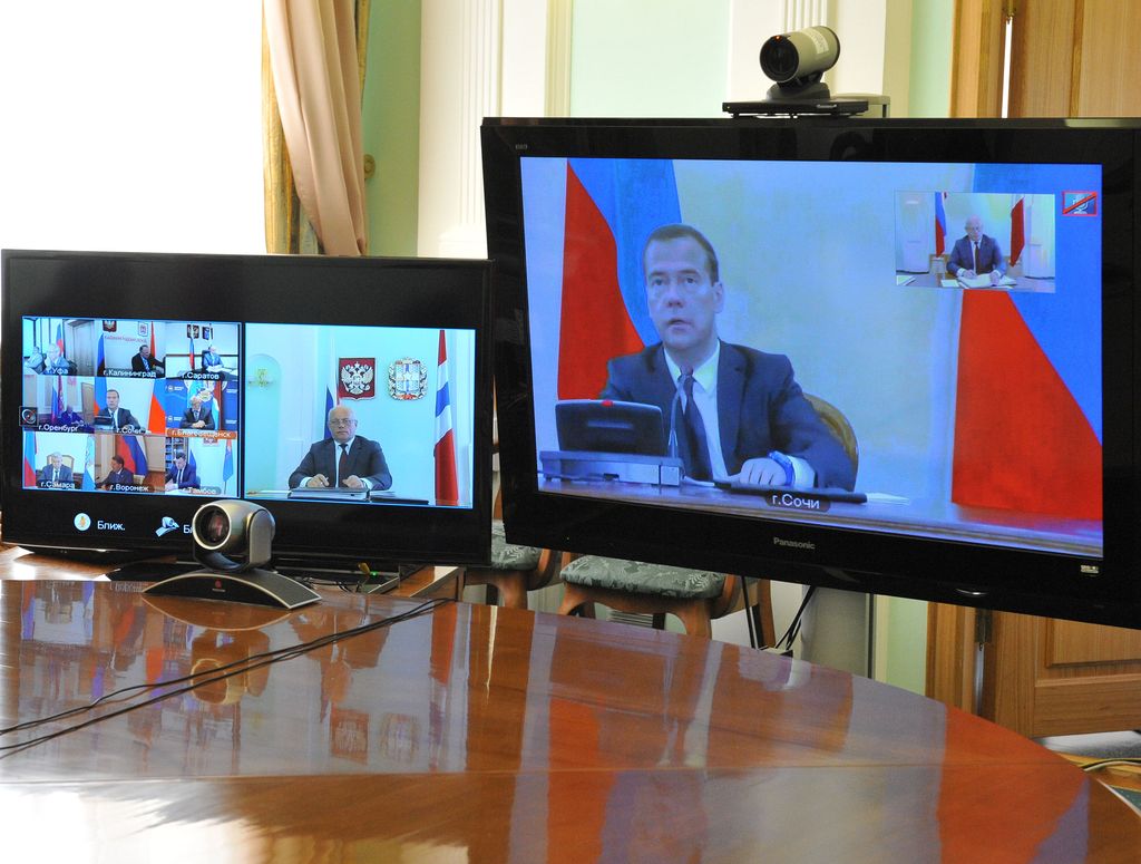 Дмитрий Медведев провёл селекторное совещание с регионами