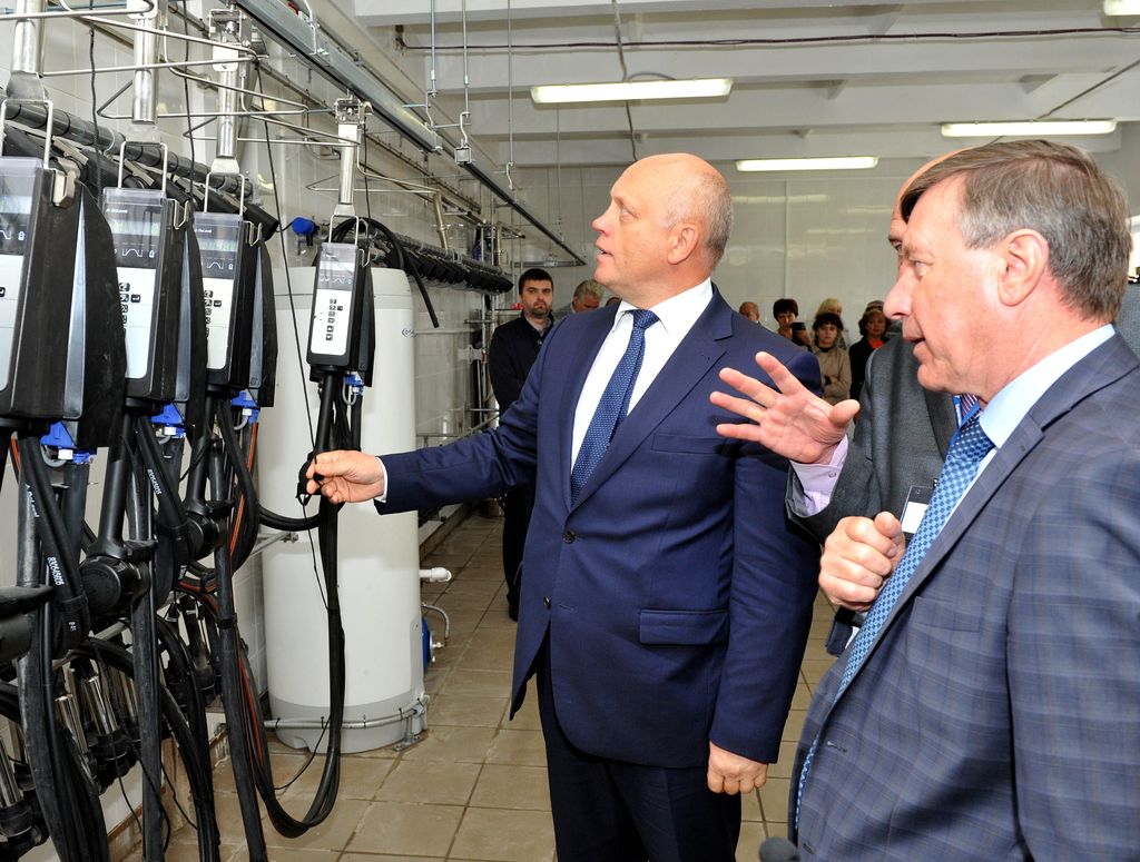 Виктор Назаров ввёл в эксплуатацию уникальную для Омской области инновационную систему управления молочной фермой